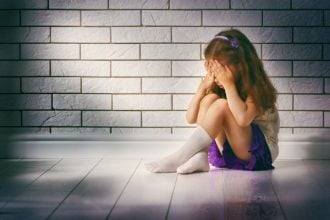 Τι κάνουμε όταν το παιδί φοβάται το σκοτάδι, τον αποχωρισμό ή το σχολείο;