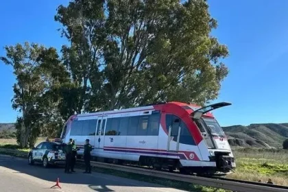 Νέο σιδηροδρομικό ατύχημα στην Ισπανία με 4 τραυματίες – Σύγκρουση τρένου με γερανό