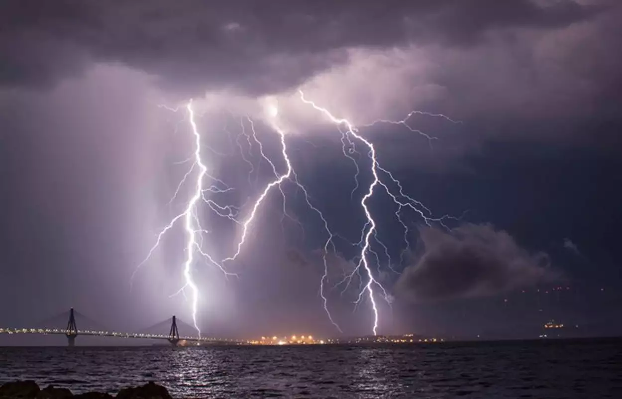 Καιρός: Ώρα μηδέν για τα έντονα φαινόμενα - Σε "κόκκινο συναγερμό" όλη η χώρα - Ήχησε το 112