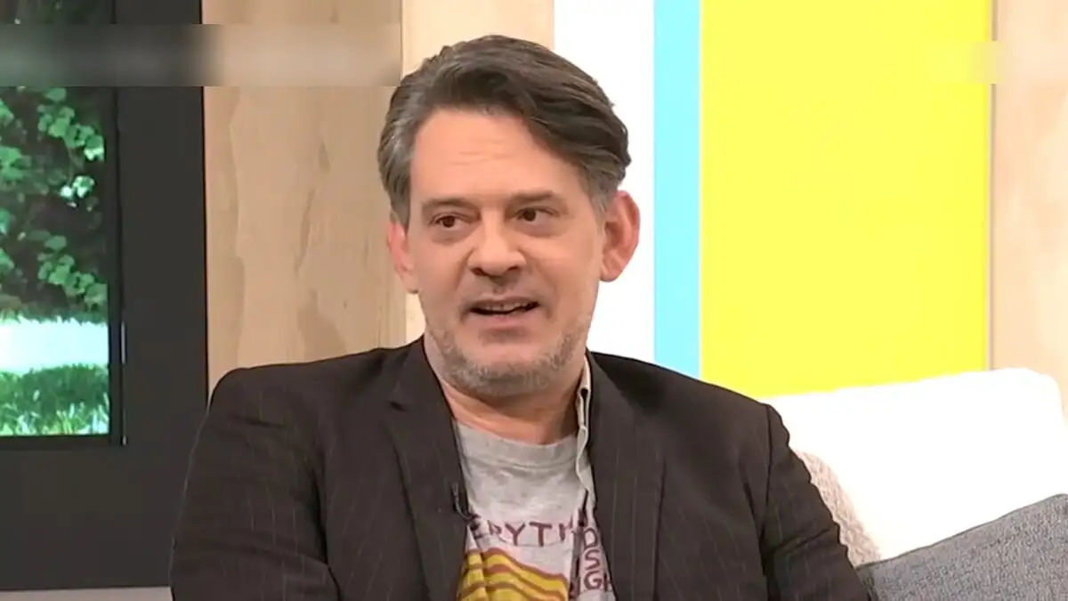 Γιάννος Περλέγκας: «Διαβάζω σαν παλαβός αλλά με το σχολείο είχα δυσκολία»