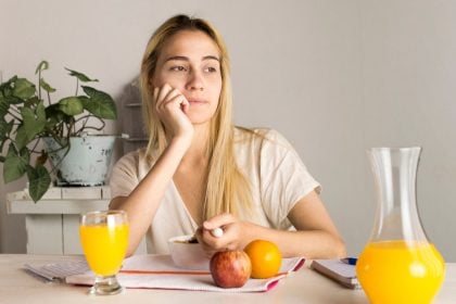 Έντερο: Ο Νο1 φυσικός χυμός στο πρωινό γεύμα που βλάπτει την υγεία του, σύμφωνα με ειδικό