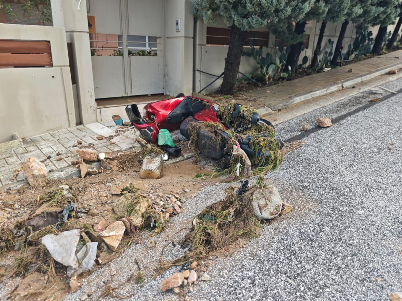 Εικόνες βιβλικής καταστροφής από την κακοκαιρία στην Άνω Γλυφάδα - «Αυτό που έγινε δεν το έχουμε ξαναζήσει» λέει ο δήμαρχος