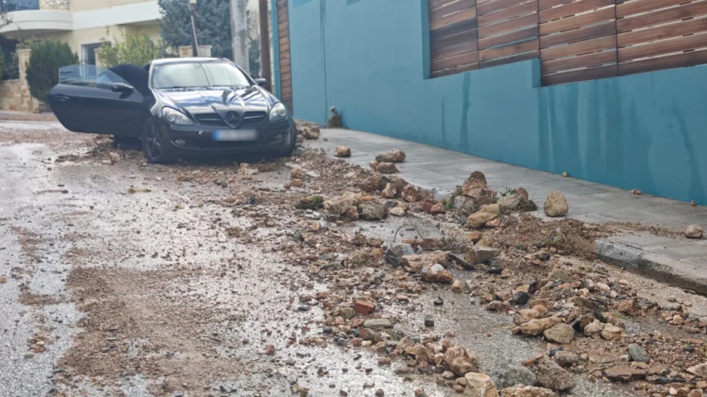 Εικόνες βιβλικής καταστροφής από την κακοκαιρία στην Άνω Γλυφάδα - «Αυτό που έγινε δεν το έχουμε ξαναζήσει» λέει ο δήμαρχος