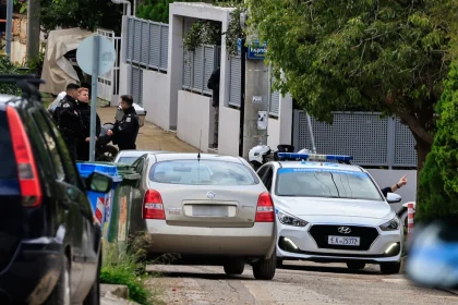 Γλυφάδα: «Θα σκοτώσω τα αδέρφια μου αν με αφήσετε ελεύθερο» είπε στους αστυνομικούς ο 46χρονος που δολοφόνησε τον πατέρα του