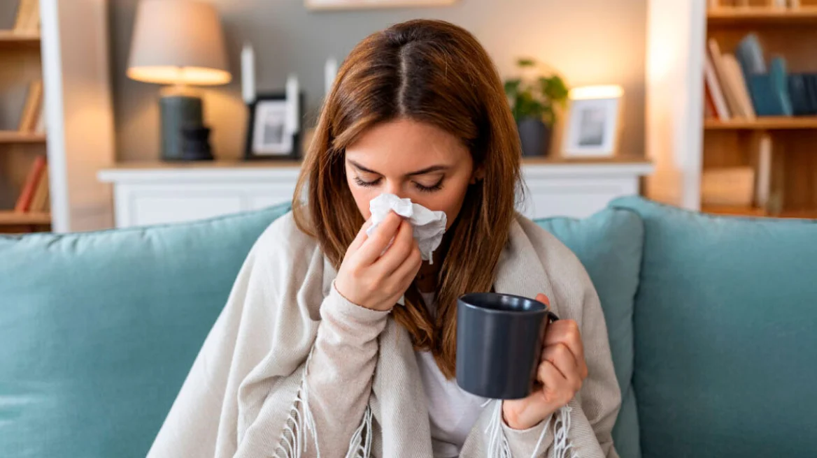 Γιατί κάποιοι «πέφτουν» στο κρεβάτι με ένα απλό κρυολόγημα και άλλοι το περνούν ελαφρά