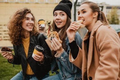 Διατροφή: Το σνακ που περιορίζει την λιγούρα για γλυκά και fast food στους νέους, σύμφωνα με μελέτη