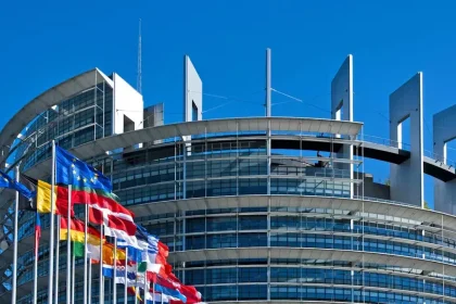 Το Ευρωκοινοβούλιο «παγώνει» την εμπορική συμφωνία με τις ΗΠΑ μετά τις απειλές Τραμπ για τη Γροιλανδία