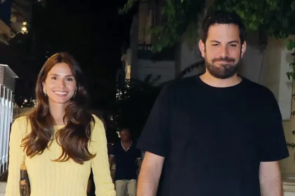 Η Ηλιάνα Παπαγεωργίου αγκαλιά με τον αρραβωνιαστικό της Γιάννη Καραβασάνη στο πρωτοχρονιάτικο ρεβεγιόν