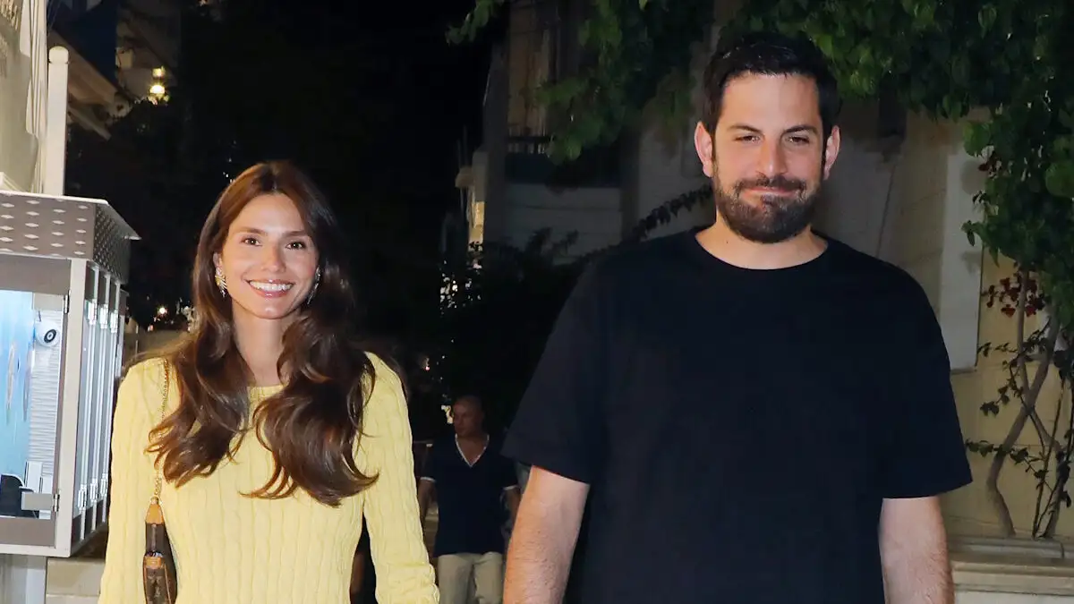 Η Ηλιάνα Παπαγεωργίου αγκαλιά με τον αρραβωνιαστικό της Γιάννη Καραβασάνη στο πρωτοχρονιάτικο ρεβεγιόν