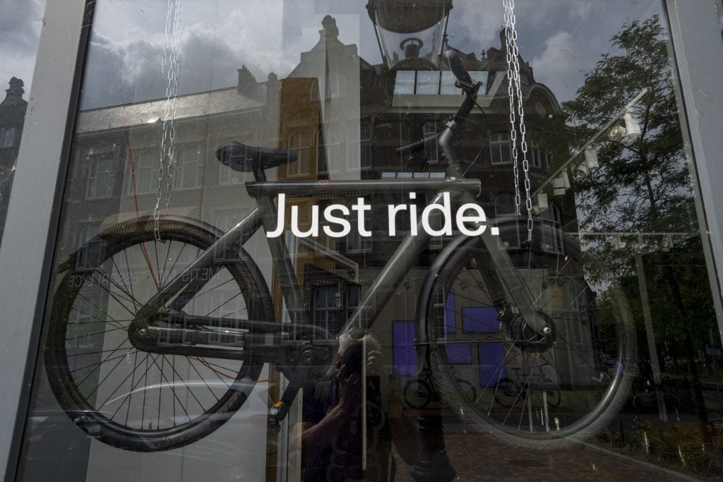 Τέλος, για το καλό των πεζών, τα υπερμεγέθη ηλεκτρικά ποδήλατα στο Άμστερνταμ