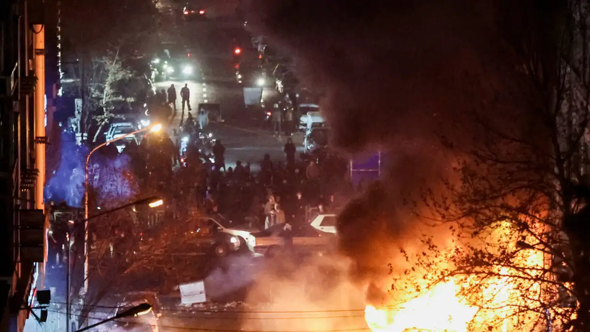 Σκηνικό τρόμου στο Ιράν: Διαδηλωτές αντιμέτωποι με τη θανατική ποινή – «Θα αναλάβουμε δράση» απειλεί ο Τραμπ