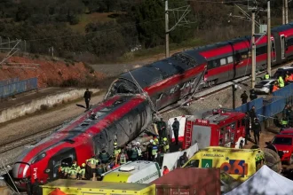 Σιδηροδρομική τραγωδία στην Ισπανία: Ανθρωποι πετάχτηκαν από τα παράθυρα και σοροί βρέθηκαν μέτρα μακριά