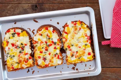 Ελαφριά πίτσα με βάση ψωμιού και τυρί cottage