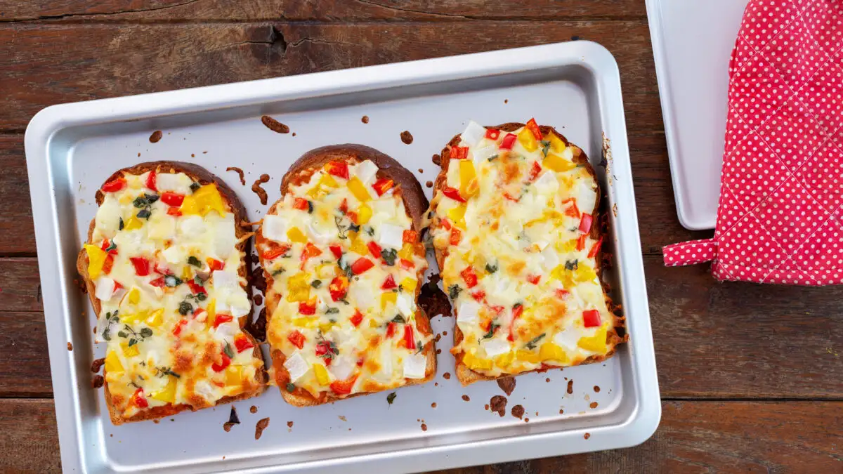 Ελαφριά πίτσα με βάση ψωμιού και τυρί cottage