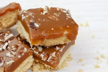 Μπάρες καραμέλας βουτύρου με μπισκότο