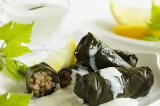 Ντολμαδάκια αμπελόφυλλου με αυγολέμονο