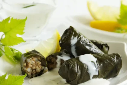 Ντολμαδάκια αμπελόφυλλου με αυγολέμονο