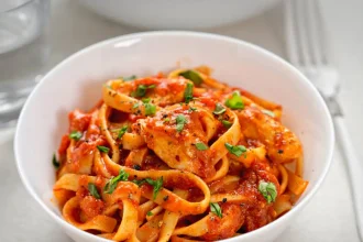 Kοτόπουλο κοκκινιστό με χυλοπίτες στην κατσαρόλα