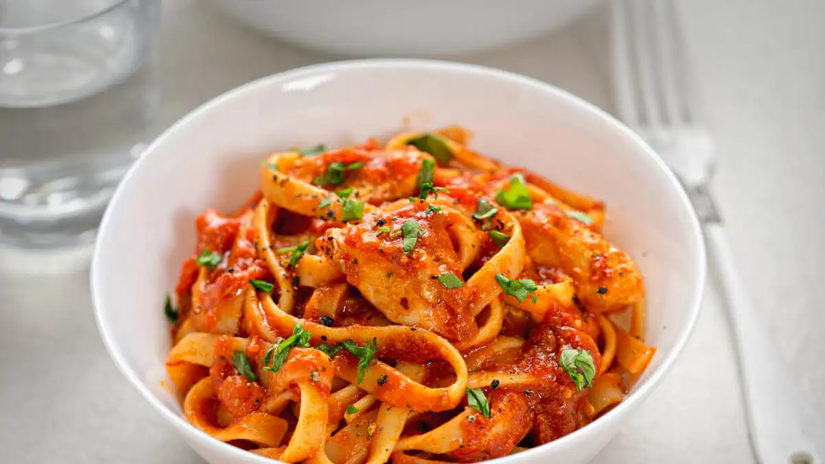 Kοτόπουλο κοκκινιστό με χυλοπίτες στην κατσαρόλα