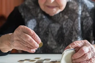 Έρευνα: 4 στους 10 Έλληνες βάζουν "στην άκρη" για τα γεράματα