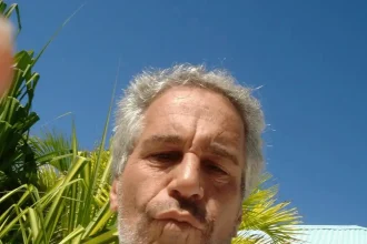 Τζέφρι Επστάιν: Νέες αποκαλύψεις «καίνε» Έλον Μασκ, πρίγκιπα Άντριου και Μπιλ Γκέιτς