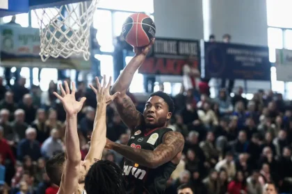 Καρδίτσα – Ολυμπιακός 80-120: Απίθανη επιθετική εμφάνιση και νίκη στο ντεμπούτο του Τζόουνς με «καυτό» Πίτερς