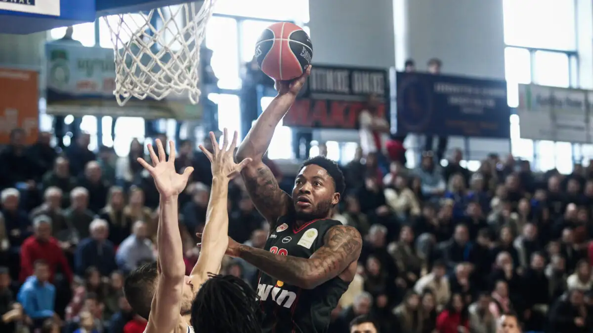 Καρδίτσα – Ολυμπιακός 80-120: Απίθανη επιθετική εμφάνιση και νίκη στο ντεμπούτο του Τζόουνς με «καυτό» Πίτερς