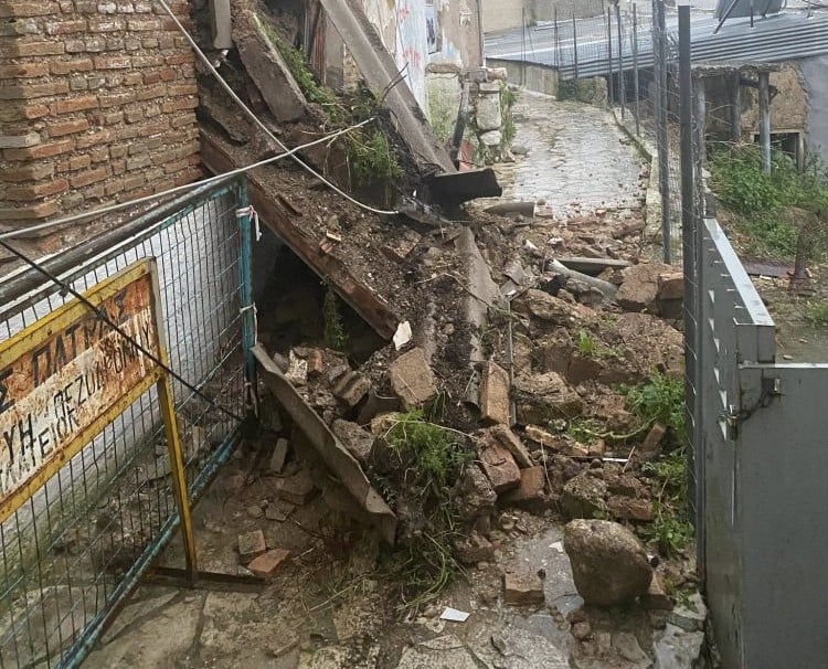 Πάτρα: Κατέρρευσε σπίτι στην Ανω Πόλη (ΦΩΤΟ)