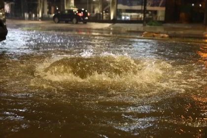 ΕΚΤΑΚΤΟ: Νεκρή γυναίκα στη Γλυφάδα - Χτυπήθηκε από αυτοκίνητο που είχε παρασυρθεί από τα ορμητικά νερά