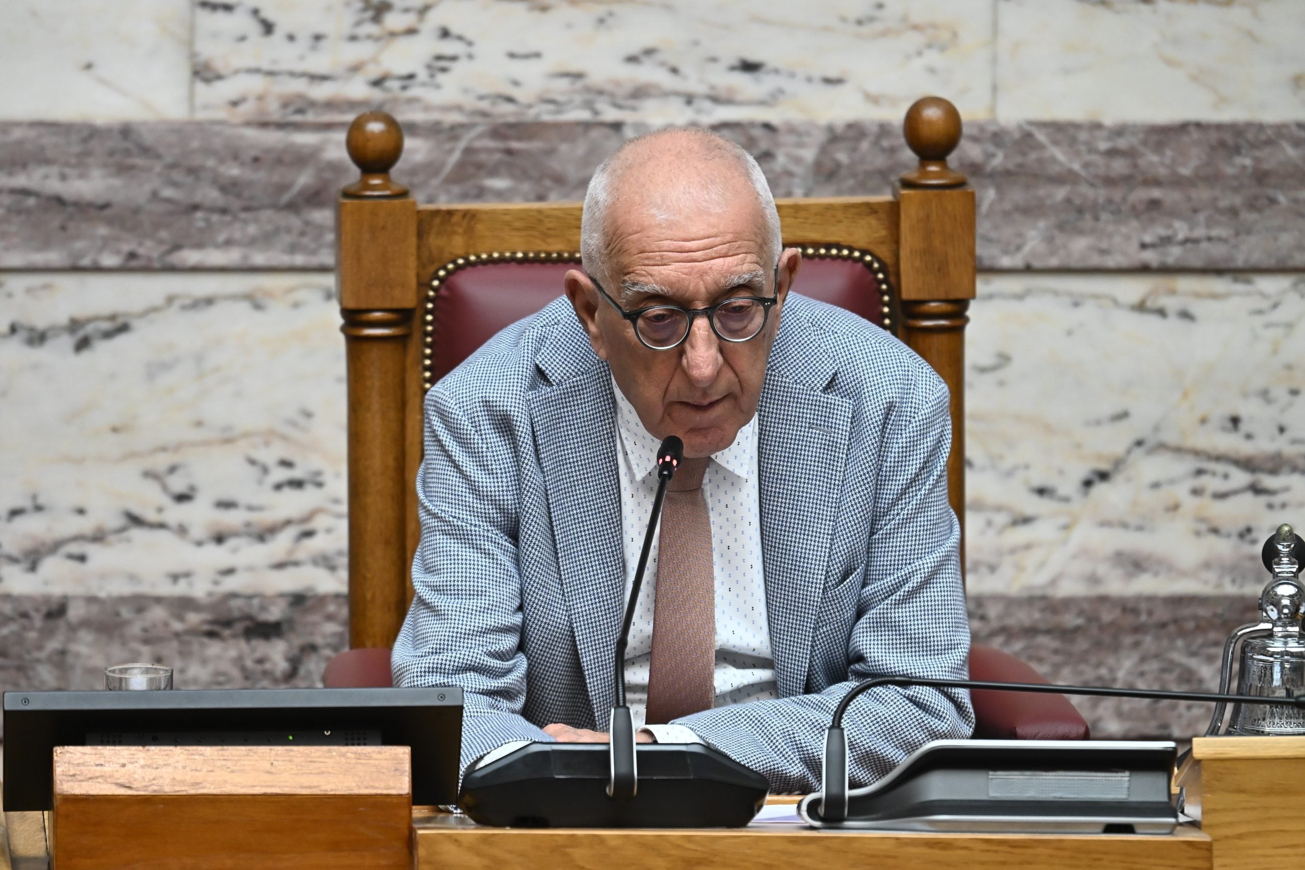 Η Βουλή «υιοθετεί» το παιδί του 53χρονου λιμενικού από το Άστρος – Η ενόχληση Κακλαμάνη