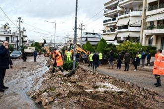 Η Άνω Γλυφάδα παραμένει βυθισμένη στη λάσπη 2 ημέρες μετά το καταστροφικό πέρασμα της κακοκαιρίας