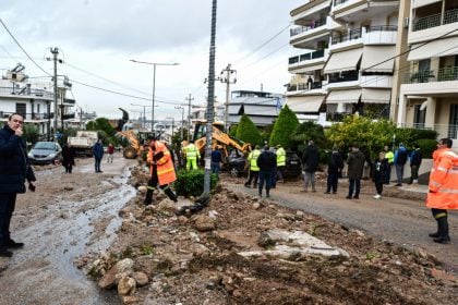 Η Άνω Γλυφάδα παραμένει βυθισμένη στη λάσπη 2 ημέρες μετά το καταστροφικό πέρασμα της κακοκαιρίας