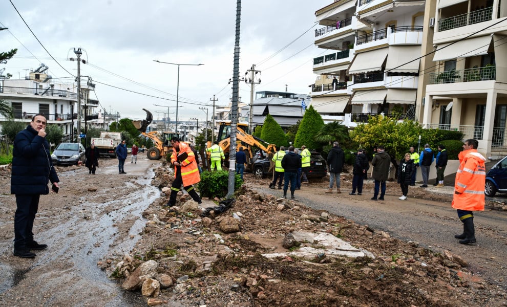 Η Άνω Γλυφάδα παραμένει βυθισμένη στη λάσπη 2 ημέρες μετά το καταστροφικό πέρασμα της κακοκαιρίας