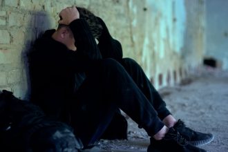 Πάτρα: Αναζητείται 16χρονος για ξυλοδαρμό 15χρονου – Τον έβαλε να γονατίσει και βιντεοσκόπησε την επίθεση