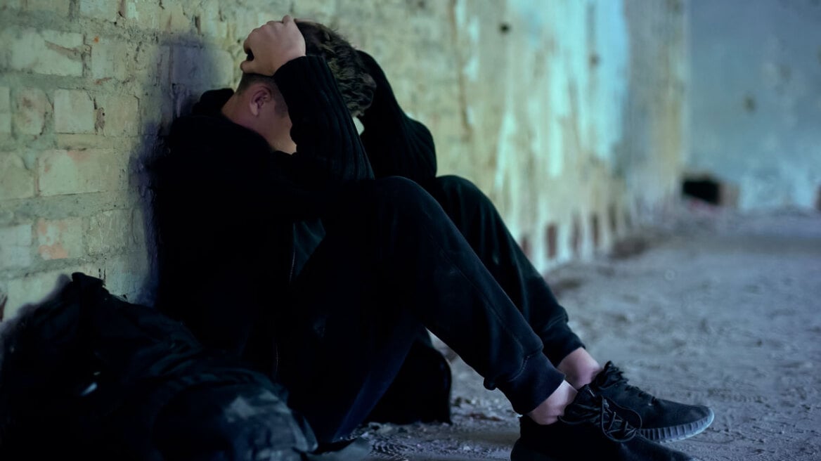 Πάτρα: Αναζητείται 16χρονος για ξυλοδαρμό 15χρονου – Τον έβαλε να γονατίσει και βιντεοσκόπησε την επίθεση