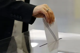 Δημοσκόπηση MRB: Η Καρυστιανού αντίπαλο δέος του Μητσοτάκη λέει το 30% - Πρωτιά ΝΔ με 16 μονάδες, η Κωνσταντοπούλου ξεπέρασε το ΠΑΣΟΚ