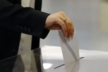 Opinion Poll: Στο 30,2%, με προβάδισμα 16,8 μονάδων, σε Λύση, Νίκη, ΣΥΡΙΖΑ και Πλεύση οι δεξαμενές Καρυστιανού