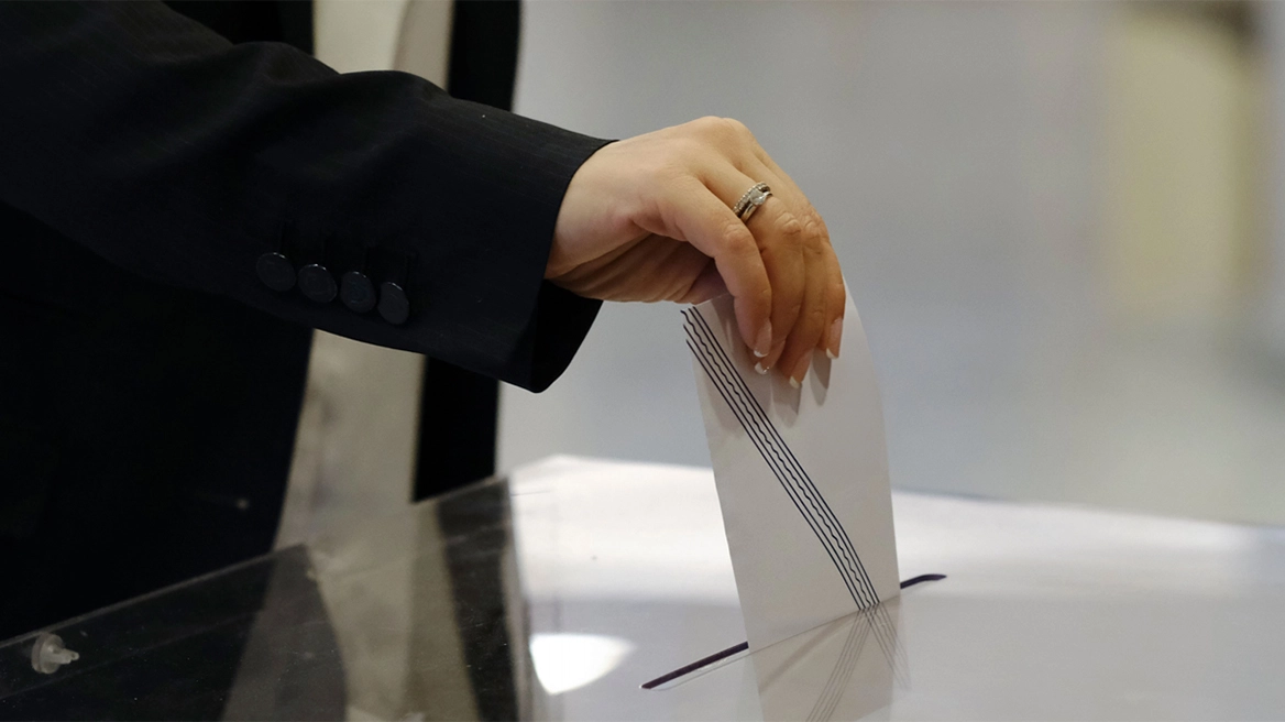 Opinion Poll: Στο 30,2%, με προβάδισμα 16,8 μονάδων, σε Λύση, Νίκη, ΣΥΡΙΖΑ και Πλεύση οι δεξαμενές Καρυστιανού