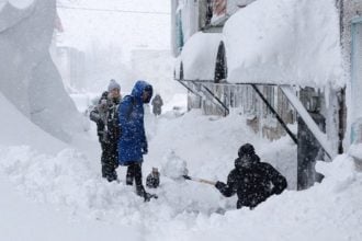 Σπίτια θαμμένα κάτω από το χιόνι στην Καμτσάτκα – Σκάβουν τούνελ οι κάτοικοι για να φτάσουν στα σπίτια τους ΒΙΝΤΕΟ