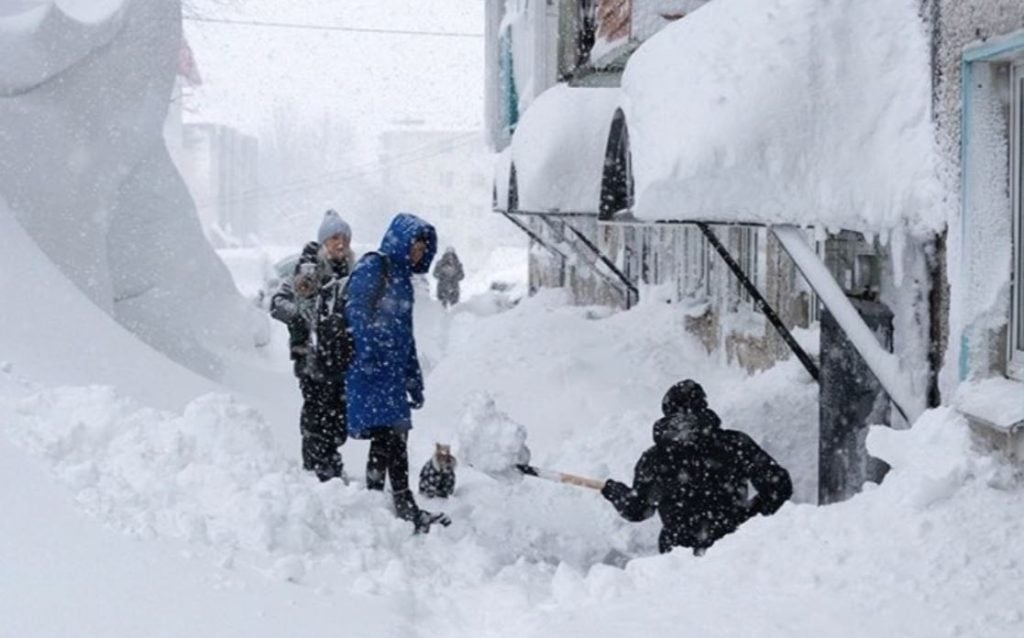Σπίτια θαμμένα κάτω από το χιόνι στην Καμτσάτκα – Σκάβουν τούνελ οι κάτοικοι για να φτάσουν στα σπίτια τους ΒΙΝΤΕΟ