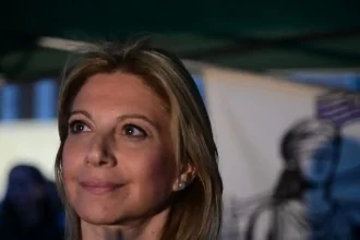 Ζητούν από την Μαρία Καρυστιανού 5.000 ευρώ για τα ταξίδια που πήγε με τον Σύλλογο των θυμάτων των Τεμπών