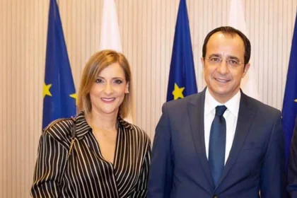 Στη σκιά του βίντεο με τις μίζες, η σύζυγος Χριστοδουλίδη παραιτείται από τον Ανεξάρτητο Φορέα Κοινωνικής Στήριξης, καταγγέλλει «ανελέητες» επιθέσεις