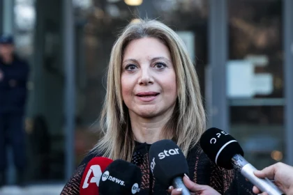 Καρυστιανού: Θέμα δημόσιας διαβούλευσης οι αμβλώσεις - Μαρινάκης: Φοβερό να κάνει αυτές τις δηλώσεις γιατρός