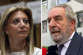 Με απέλυσε μέσω της Γρατσία ενώ ήμουν σε δίκη για τα Τέμπη, λέει ο δικηγόρος της Καρυστιανού