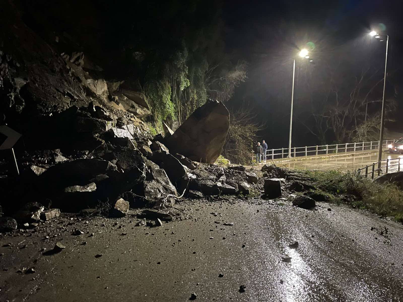 Μεγάλη κατολίσθηση βράχων στο Αγρίνιο - ΦΩΤΟ