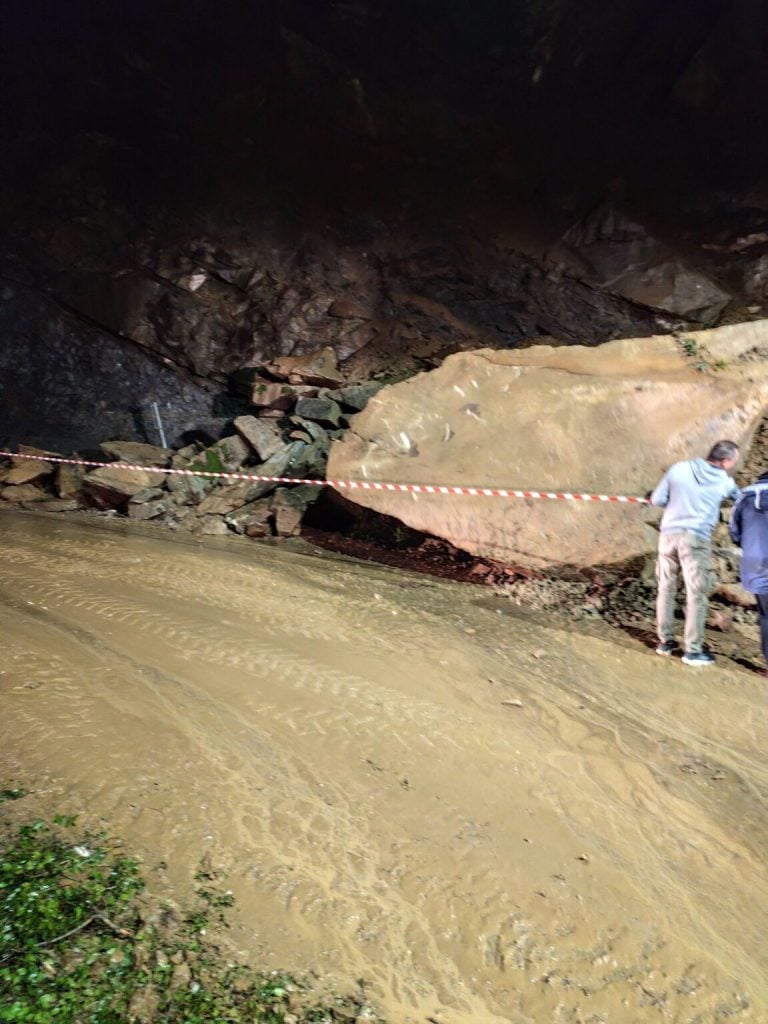 Μεγάλη κατολίσθηση βράχων στο Αγρίνιο - ΦΩΤΟ