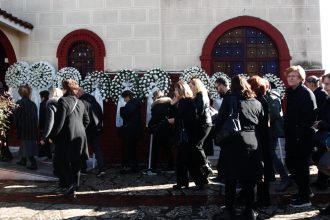 Τρίκαλα: Σε κλίμα οδύνης το τελευταίο «αντίο» στην Ελένη Κατσαρού που σκοτώθηκε στη Βιολάντα