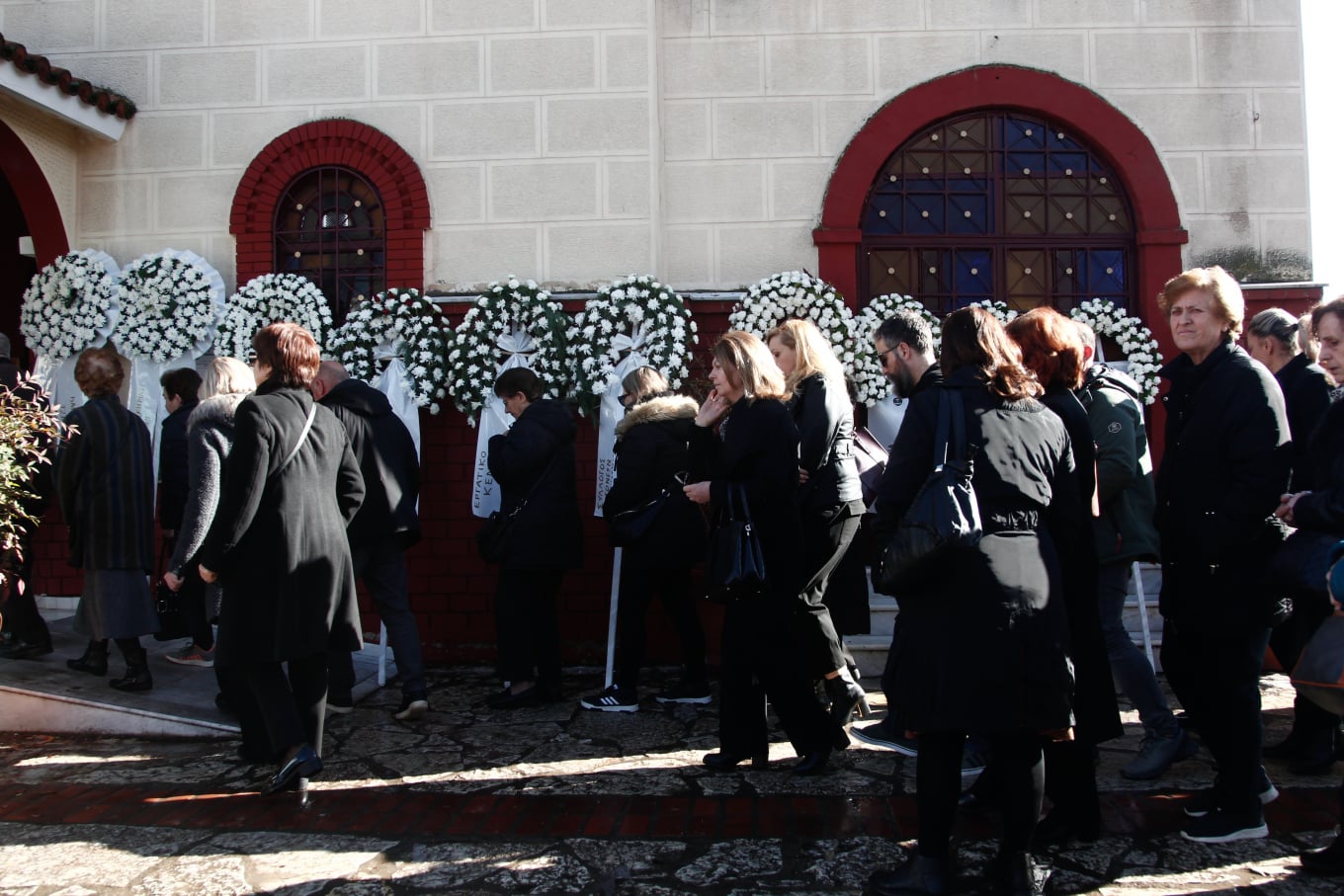 Τρίκαλα: Σε κλίμα οδύνης το τελευταίο «αντίο» στην Ελένη Κατσαρού που σκοτώθηκε στη Βιολάντα