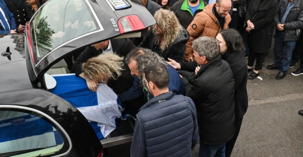 Άστρος Κυνουρίας: Οδύνη στην κηδεία του λιμενικού που πέθανε εν μέσω σφοδρής κακοκαιρίας (ΦΩΤΟ)