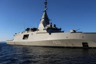 Το Πολεμικό Ναυτικό υποδέχθηκε με τιμές τη φρεγάτα «Κίμων» - ΦΩΤΟ